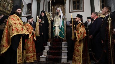 Патриарх Даниил възглави молебен в Истанбул, връчи орден на патриарх Вартоломей (снимки)