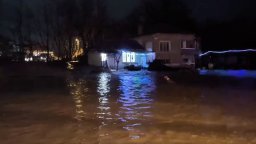 Пазарджишко село е под вода заради скъсана речна дига (видео)