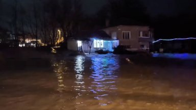 Пазарджишко село е под вода заради скъсана речна дига (видео)