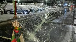 Хвърлиха дърво по движещ се автобус и счупиха предното му стъкло в София