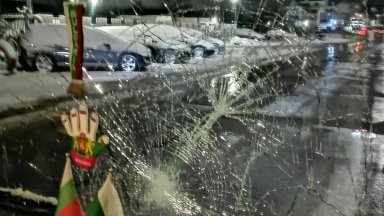 Вандализъм в София: хвърлиха дърво по движещ се автобус и счупиха предното му стъкло