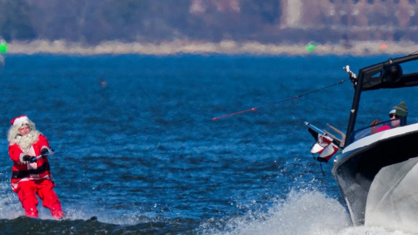 Санта на гребена на вълната! Коледната седмица в снимки от света