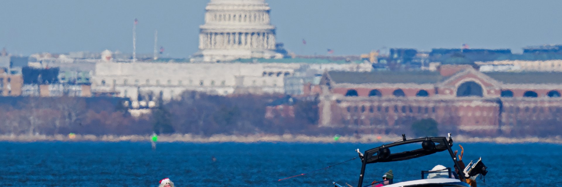 Санта на гребена на вълната! Коледната седмица в снимки от света