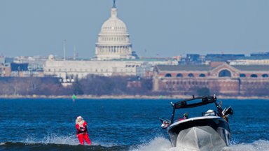 Санта на гребена на вълната! Коледната седмица в снимки от света