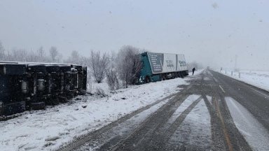 Катастрофирали тирове затапиха пътища