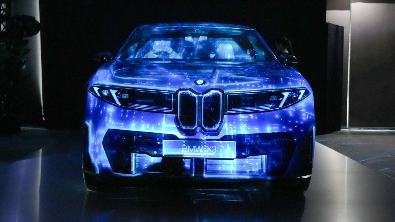 BMW iX3 с 360-градусова камера срещу месечен абонамент