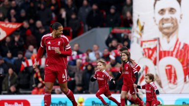 Емоции на "Анфийлд": Ливърпул си спомни за Жота и взе 3 точки