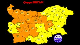Бурен вятър отвява неделята – жълт и оранжев код за 12 области в страната