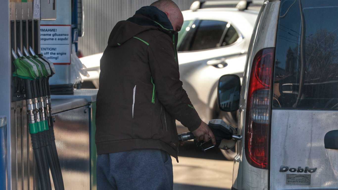 Гръцките власти затвориха десетки бензиностанции в цялата страна след като