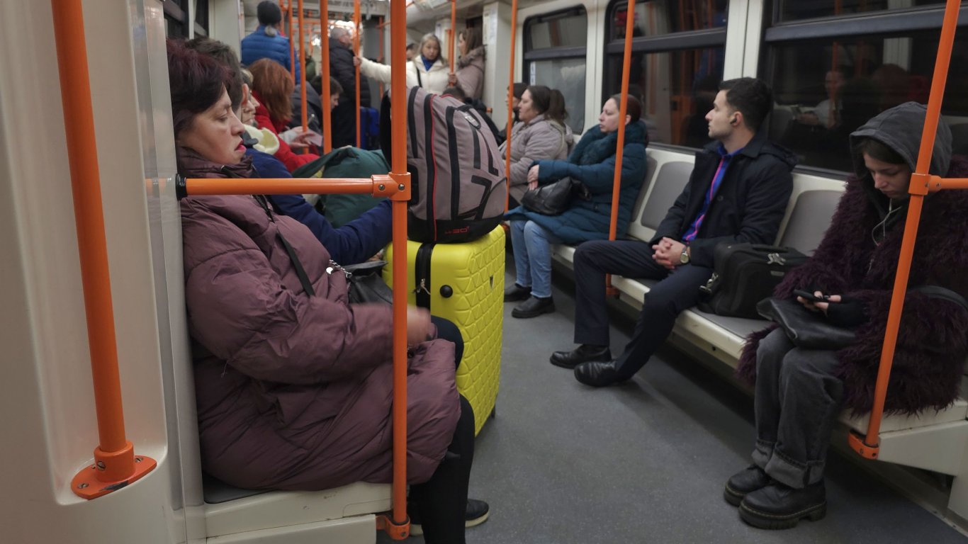 Мъж скочи на релсите и спря движението на метрото в София