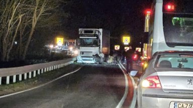 Сблъсък между тир и кола взе две жертви и затвори Хаинбоаз