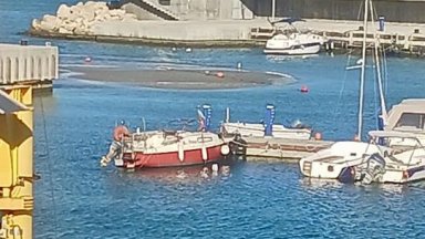 "Остров" се появи насред спорното рибарско пристанище "Карантината" във Варна (видео)