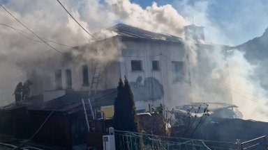 Пожар обхвана къща и плевня в Смолян, стопанин пострада в опит да спаси животните (снимки)