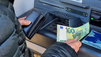 Първото евро от български банкомат е изтеглено само 20 секунди след полунощ