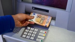 Изплащат първите пенсии в евро у нас