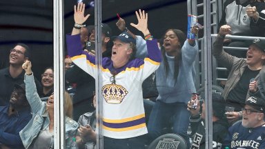 Холивудска звезда се облече като рефер и направи поредното си шоу на мач в НХЛ 