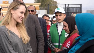 Анджелина Джоли посети граничния пункт Рафах между Газа и Египет (снимки)