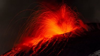 Вижте новото зрелищно изригване на Етна (снимки/видео)