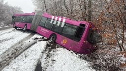 Поледица блокира десетки автомобили и камиони на мост в Хамбург (снимки/видео)