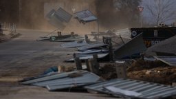 Опасно време в 16 области у нас: В 14 е обявен жълт код за силен вятър, в две за поледици