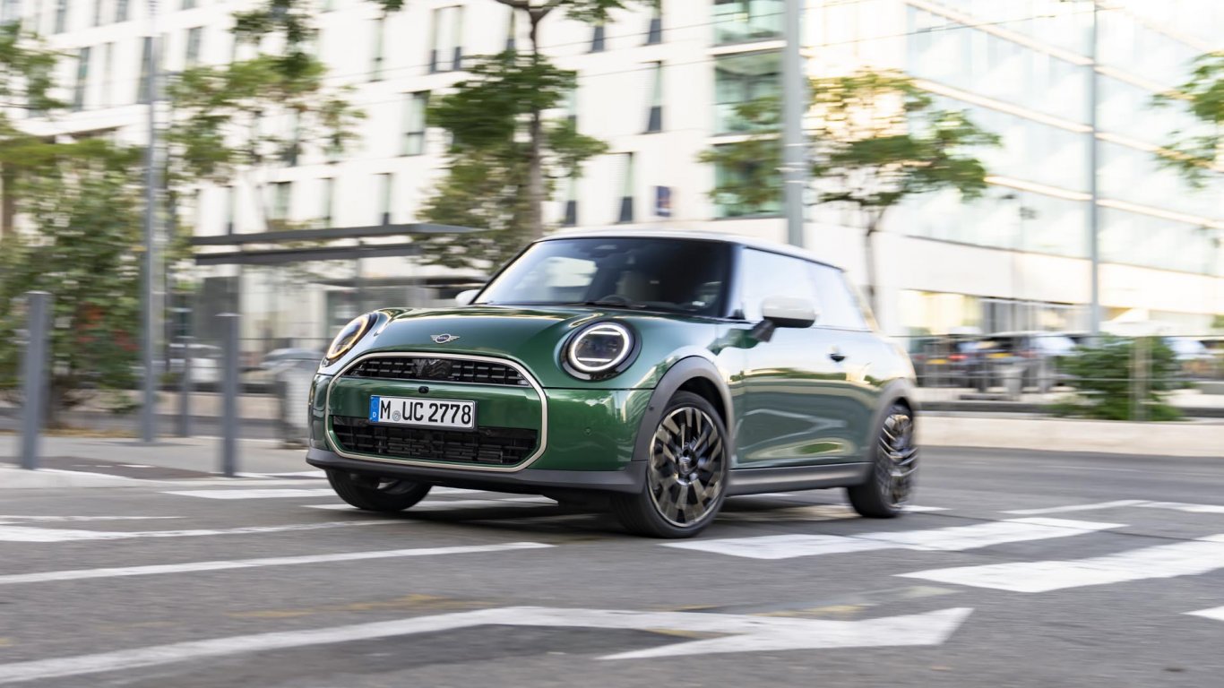 Най-достъпното MINI Cooper радва водача с усещането за картинг