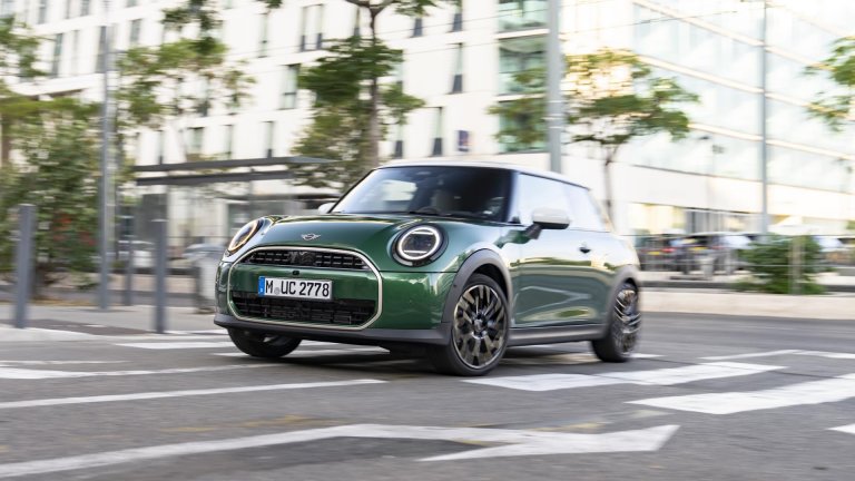 Най-достъпното MINI Cooper радва водача с усещането за картинг