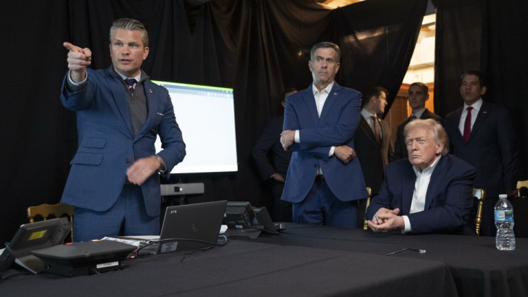 Вижте как Тръмп гледа на живо операция "Абсолютна решителност" във Венецуела (снимки)