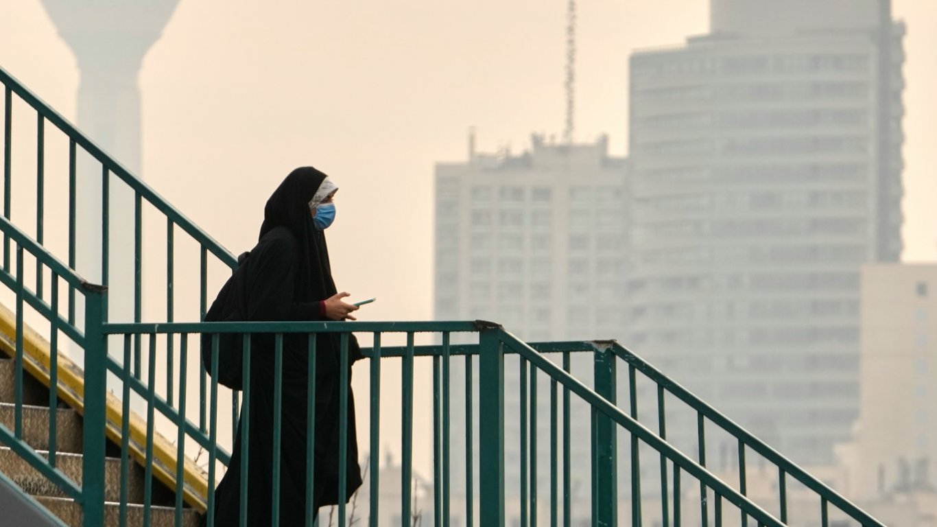 Иран ограничи достъпа до интернет на фона на протестите в цялата страна