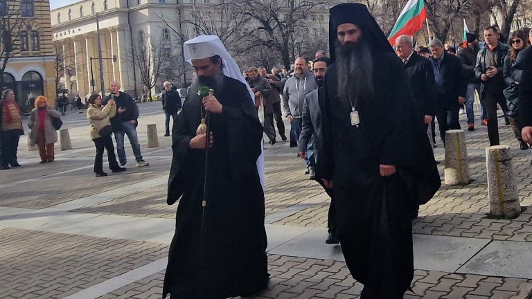 Патриарх Даниил отслужи литургия и оглави шествие в памет на опълченците (снимки)