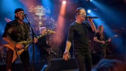 От дълбините на тъмни места: Crimson Glory идват за първи път в България