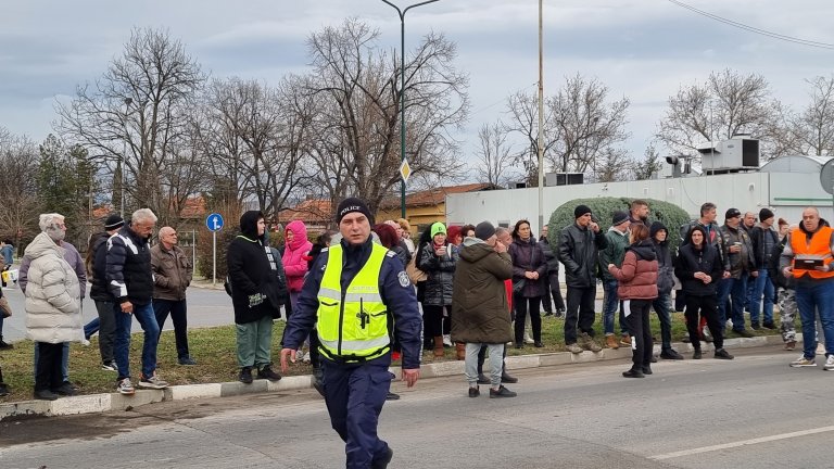 Протест блокира кръстовище в Нова Загора, където пиян шофьор погуби семейство