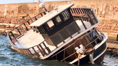 Туристически кораб кораб потъна в Созопол заради силния вятър