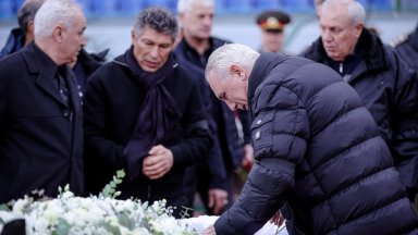 Хиляди се прекланят пред легендата Димитър Пенев (снимки)