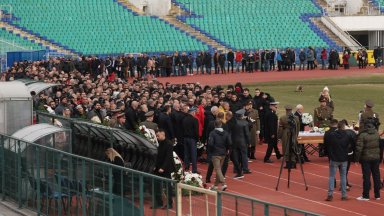 Хиляди се преклониха пред легендата Димитър Пенев (галерия)