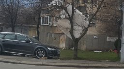 Криза, вятър и празнично разчистване "украсиха" София с матраци и пликове (снимки и видео)