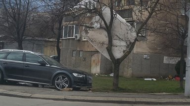 Криза, вятър и празнично разчистване "украсиха" София с матраци и пликове (снимки и видео)