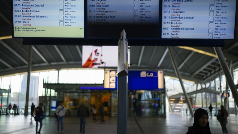 Заради вледеняваща буря: Без влакове в района на Амстердам и около летище Схипхол