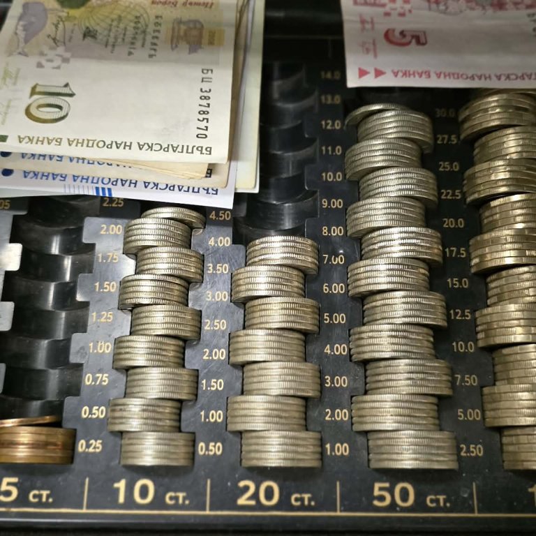 Еврото влезе, но левът стана вайръл звезда