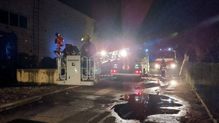 Голям пожар избухна в склад за батерии в Хасково (снимки)