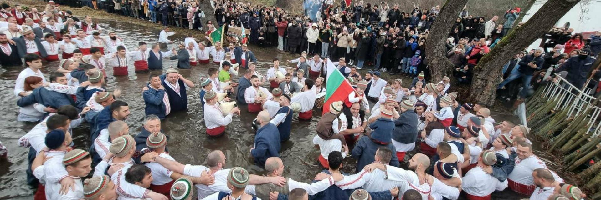 Над 200 души във водите на река Тунджа за Леденото хоро в Калофер