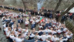 Над 200 души във водите на река Тунджа за Леденото хоро в Калофер
