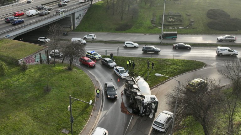 Бетоновоз се обърна на разклон на столичното "Цариградско шосе" (снимки)