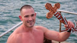 Брокер хвана кръста на Богоявление в морето край Бургас (снимки)