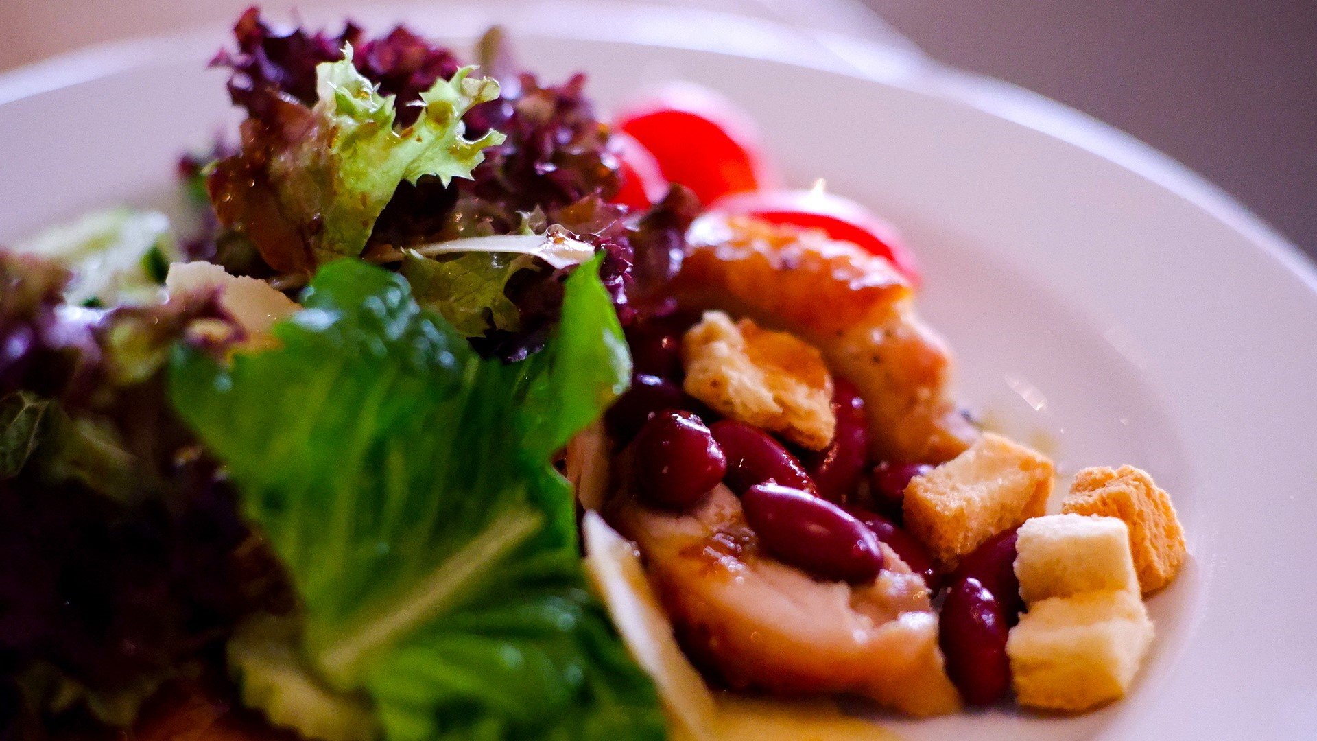 Салата с пилешки гърди и фасул