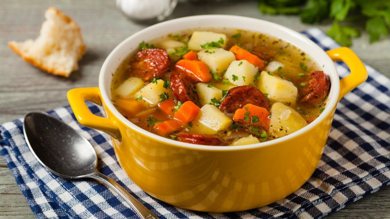 Зимна супа с картофи, праз и чоризо