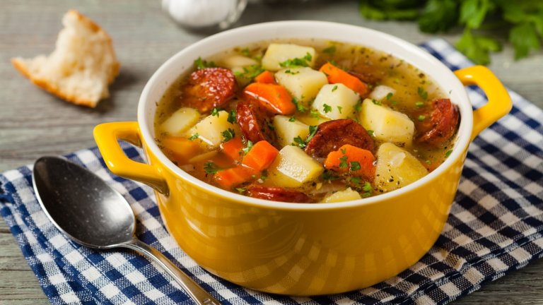 Зимна супа с картофи, праз и чоризо