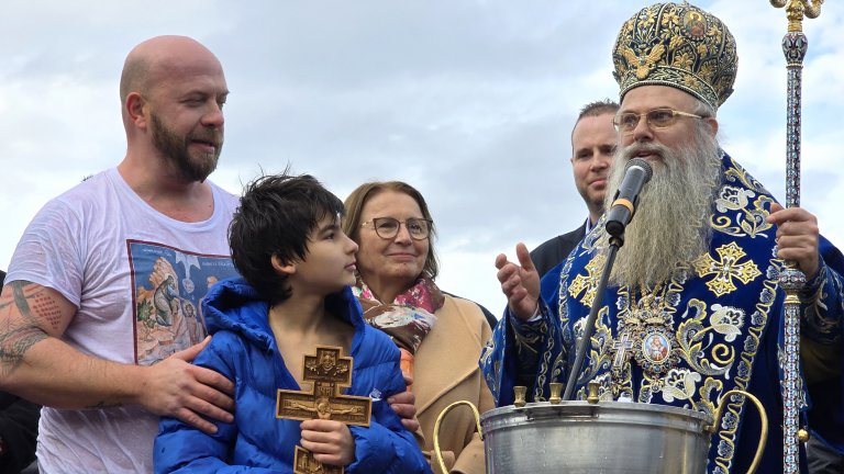 44-годишен спаси кръста в Пловдив, подари го на най-малкия участник в ритуала