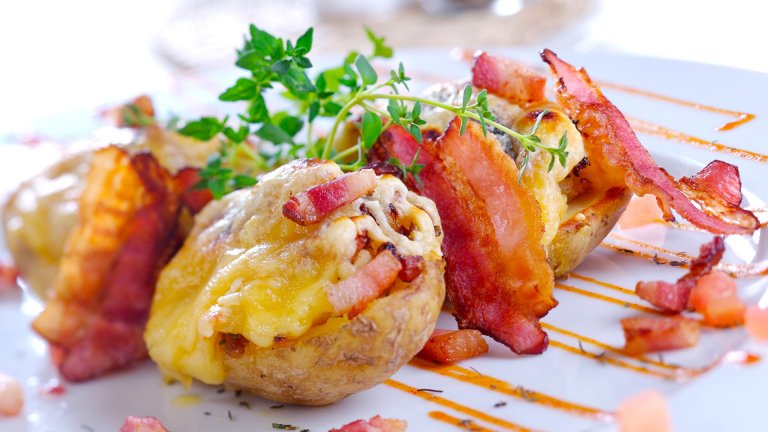 Запечени картофи с кашкавал и шунка