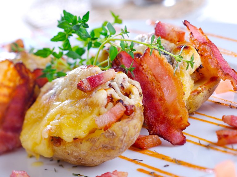 Запечени картофи с кашкавал и шунка