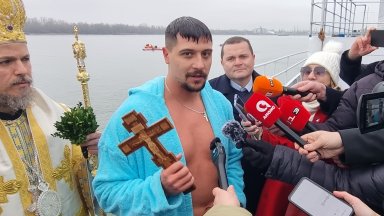 Ултраплувецът Теодор Цветков извади кръста на Богоявление в Русе (снимки)